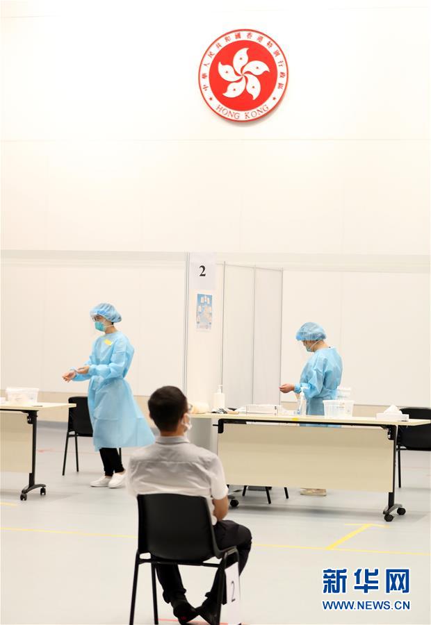 （圖文互動）（2）特寫：新冠病毒普檢首日，香港市民踴躍參與