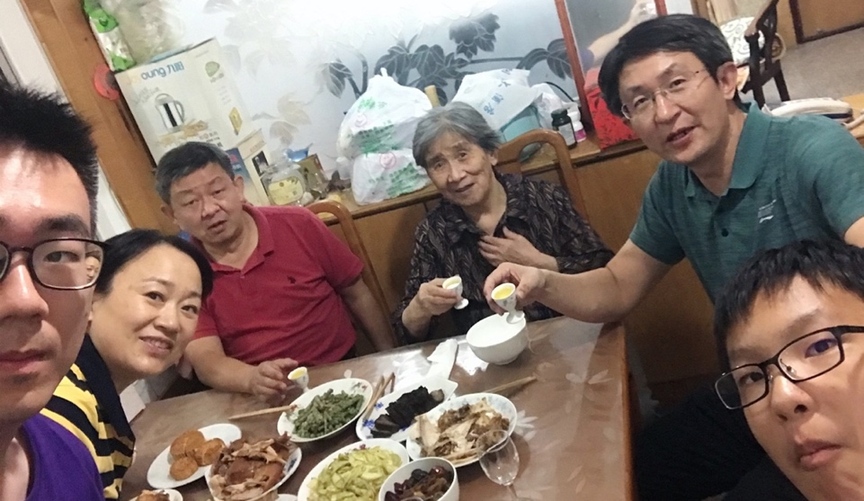 10月1日，留學(xué)生李天力（左一）在老家淄博的親戚家中與親人一起吃晚飯，共度中秋