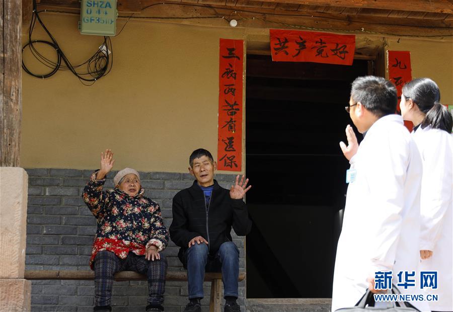 （習(xí)近平的小康故事·新華網(wǎng)·圖文互動(dòng)）（6）“真正解決好基層群眾看病難、看病貴問(wèn)題”——習(xí)近平和群眾健康的故事