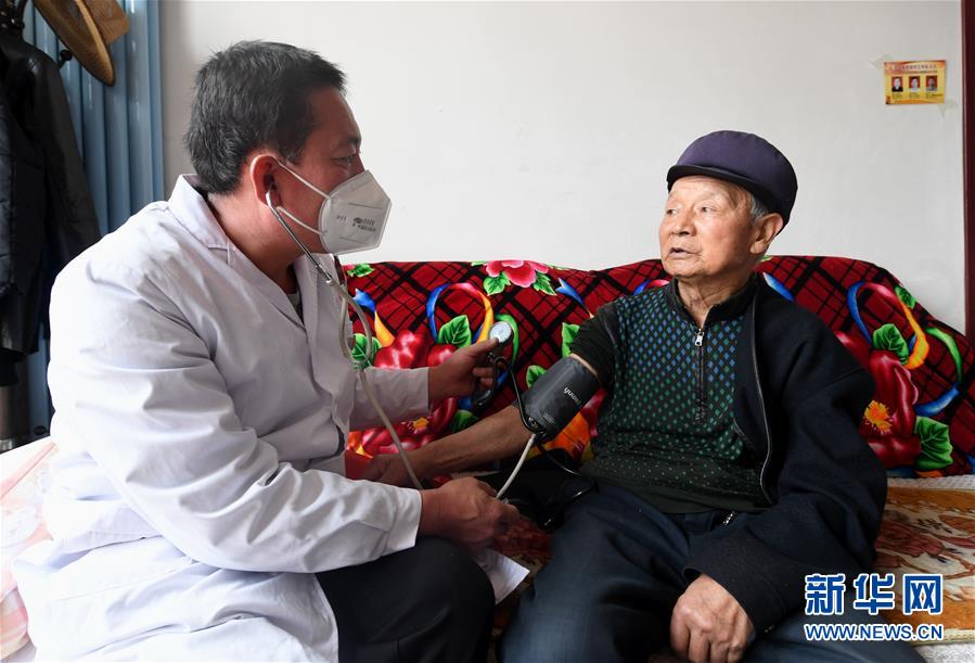 （習(xí)近平的小康故事·新華網(wǎng)·圖文互動(dòng)）（2）“真正解決好基層群眾看病難、看病貴問(wèn)題”——習(xí)近平和群眾健康的故事