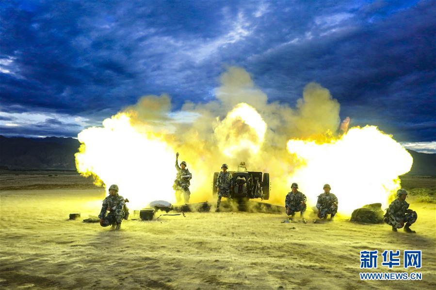 （在習(xí)近平強(qiáng)軍思想指引下·我們在戰(zhàn)位報告·圖文互動）（1）朵朵傘花綻放，勝戰(zhàn)精兵天降——空降兵部隊(duì)某旅教導(dǎo)員余海龍帶領(lǐng)官兵傳承黃繼光精神記事