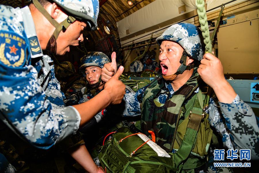 （在習(xí)近平強(qiáng)軍思想指引下·我們在戰(zhàn)位報告·圖文互動）（3）朵朵傘花綻放，勝戰(zhàn)精兵天降——空降兵部隊(duì)某旅教導(dǎo)員余海龍帶領(lǐng)官兵傳承黃繼光精神記事