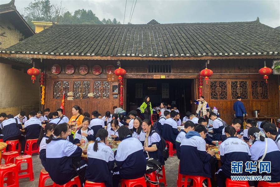 （在習(xí)近平新時代中國特色社會主義思想指引下——新時代新作為新篇章·習(xí)近平總書記關(guān)切事·圖文互動）（2）精準(zhǔn)扶貧7年，十八洞村“長”出10余種新職業(yè)