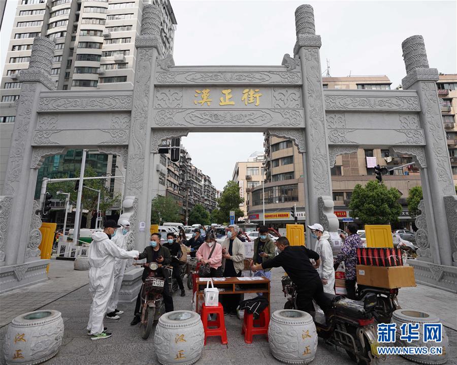 （新華全媒頭條·圖文互動）（14）從人民中汲取磅礴力量——習(xí)近平總書記同出席2020年全國兩會人大代表、政協(xié)委員共商國是紀(jì)實