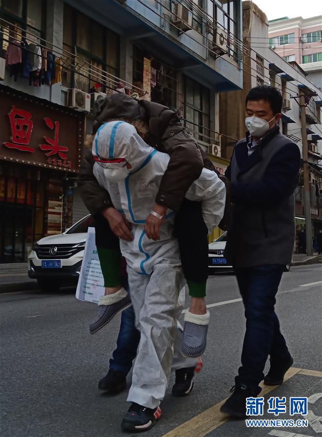 （習(xí)近平致敬的戰(zhàn)“疫”英雄·公安干警篇·圖文互動(dòng)）（4）他們，抗疫一線鑄警魂