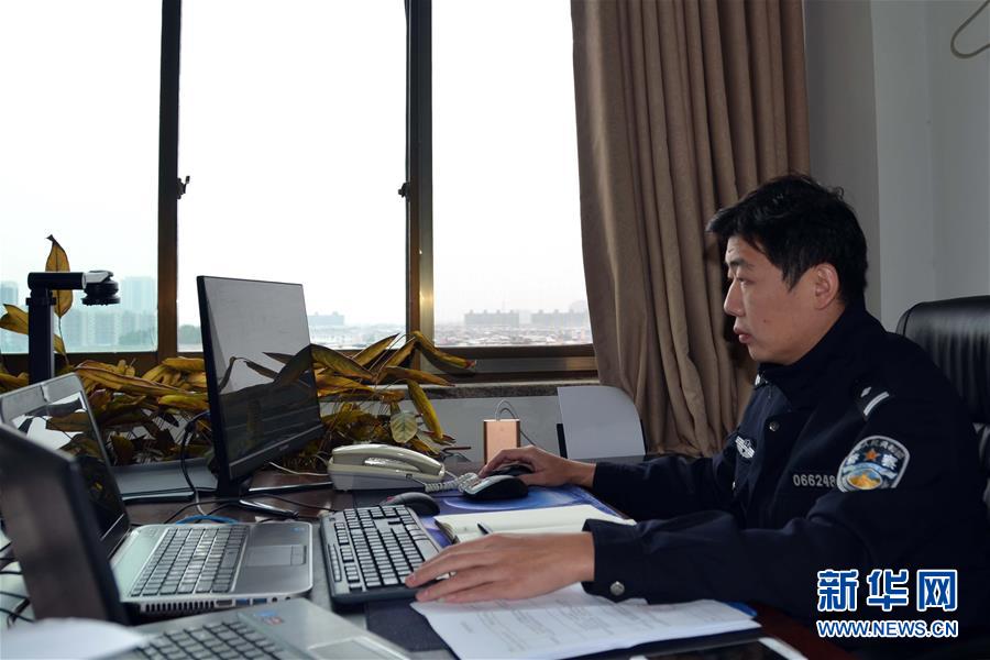 （習(xí)近平致敬的戰(zhàn)“疫”英雄·公安干警篇·圖文互動(dòng)）（8）他們，抗疫一線鑄警魂