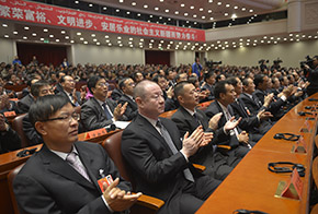 與會(huì)代表聆聽(tīng)報(bào)告