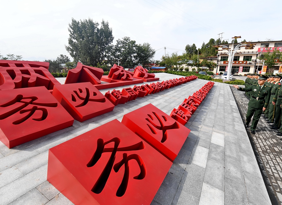 全面從嚴治黨，以更高能力和水平引領(lǐng)新時代