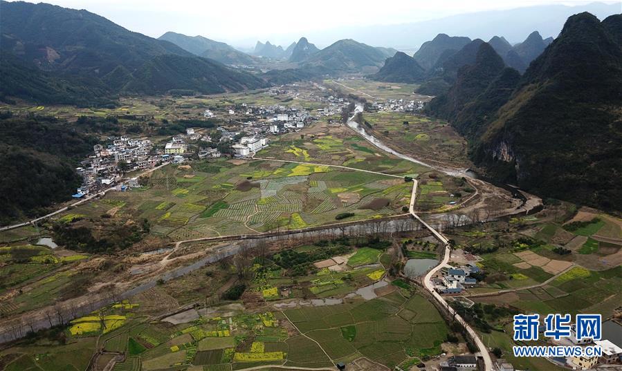 十八大以來(lái)，習(xí)近平反復(fù)強(qiáng)調(diào)“綠水青山”