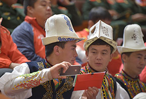 參會(huì)的少數(shù)民族代表在會(huì)前交談