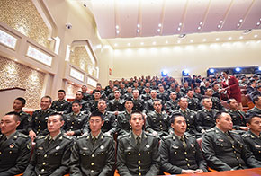 參會(huì)的解放軍代表入座