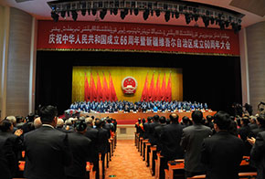 大會(huì)開(kāi)始現(xiàn)場(chǎng)全體觀眾起立鼓掌