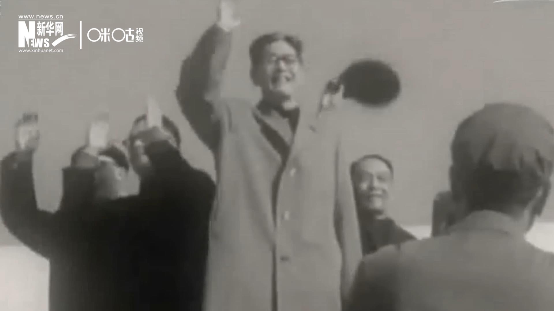 1971年11月9日，全新成立的中國聯(lián)合國代表團(tuán)在群眾的歡呼與掌聲中登上專機(jī)，正式開啟了中國的聯(lián)合國之旅。
