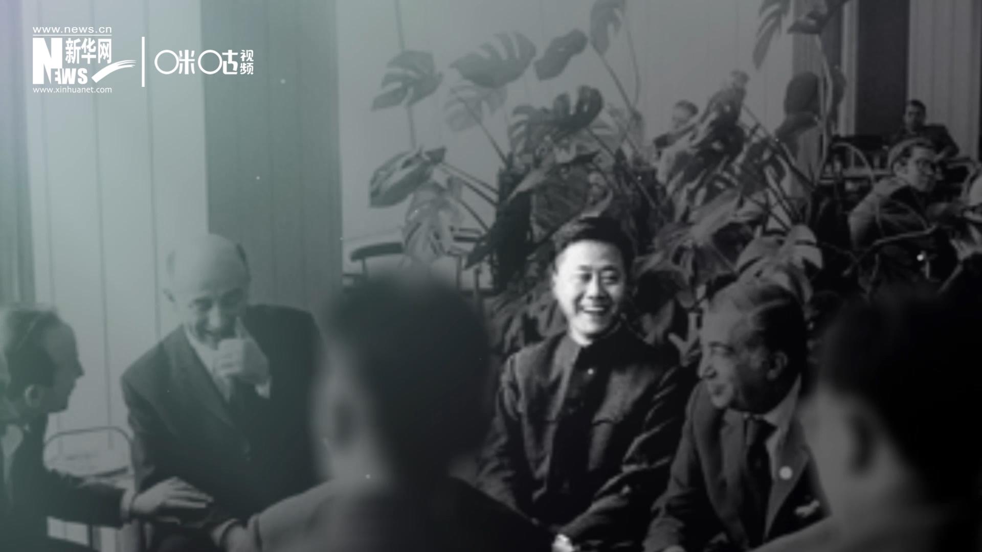 照片里的這個(gè)人是高梁，原新華社國際部記者。原本作為代表團(tuán)隨行記者的他接到通知，由他帶領(lǐng)一支先遣小組先行去紐約。