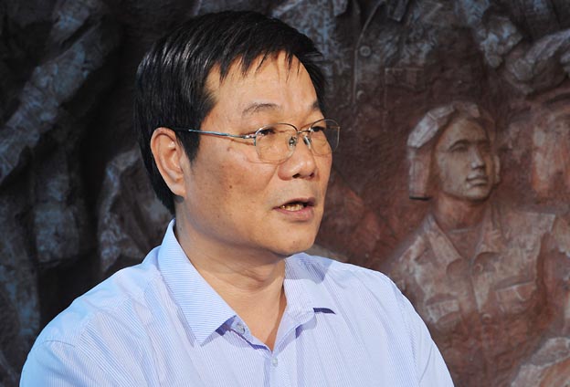 我們把黨的政治優(yōu)勢和現(xiàn)代企業(yè)制度優(yōu)勢結(jié)合起來，建立完善決策、執(zhí)行、監(jiān)督三個體系。