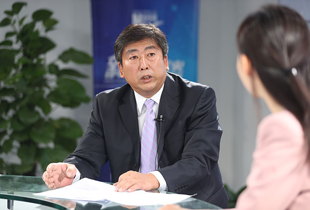 具體落在實處就是把方向，管大局，保落實