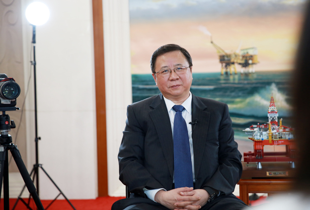 堅持黨的領(lǐng)導(dǎo)、加強黨的建設(shè)，是國有企業(yè)的光榮傳統(tǒng)。