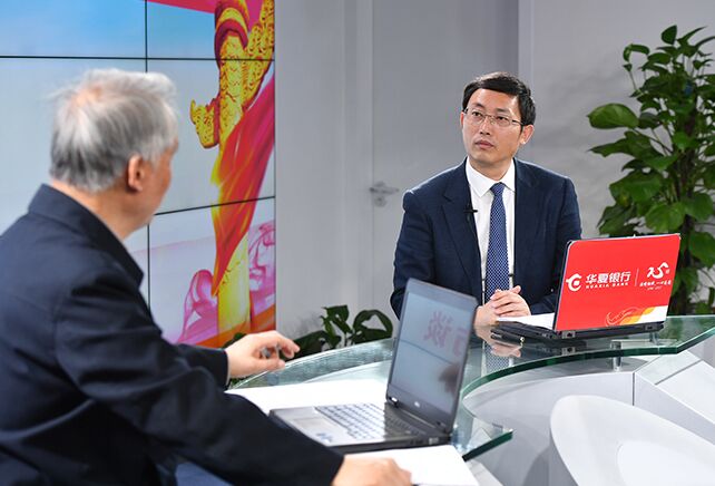 您再給我們梳理一下，黨章中有關(guān)“基本路線”的修改情況。