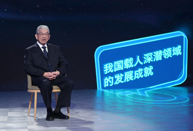 抱著要建造先進的海軍裝備保家衛(wèi)國的心愿，考入了交通大學造船系