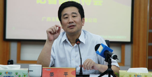 玉柴集團公司董事局主席晏平——大家可能不一定認(rèn)識我，但是大家一定坐過裝配玉柴發(fā)動機的客車、公交車，因為玉柴發(fā)動機裝配在全國超過60%的客車、公交車上。玉柴發(fā)動機能夠陪伴大家上班、回家、逛街，我很自豪。我們將繼續(xù)制造更多更好的綠色產(chǎn)品，造福社會和百姓。