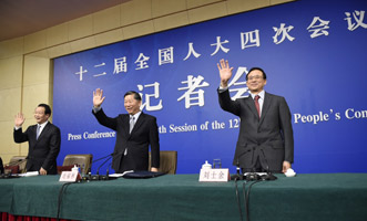 尚福林、劉士余和項俊波向記者揮手致意