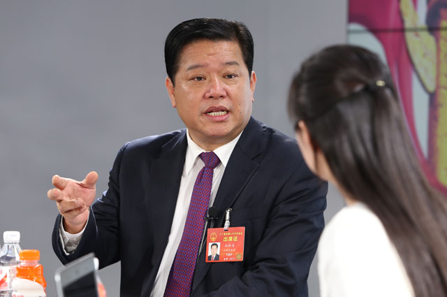 一絲不茍摘窮帽，全力以赴拔窮根
