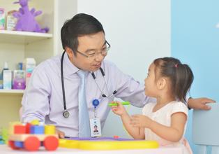 加強(qiáng)兒科醫(yī)生、助產(chǎn)士等緊缺人才培養(yǎng)