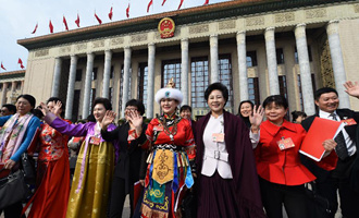 閉幕會后，代表走出人民大會堂