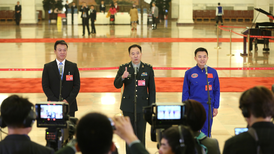 趙宏博、景海鵬、唐嘉陵代表接受采訪