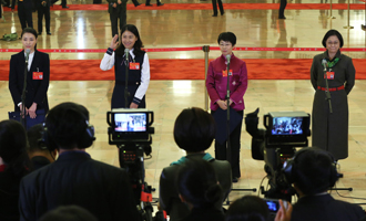 吳敏霞、杜玉濤、蒙曼、盧麗安代表接受采訪