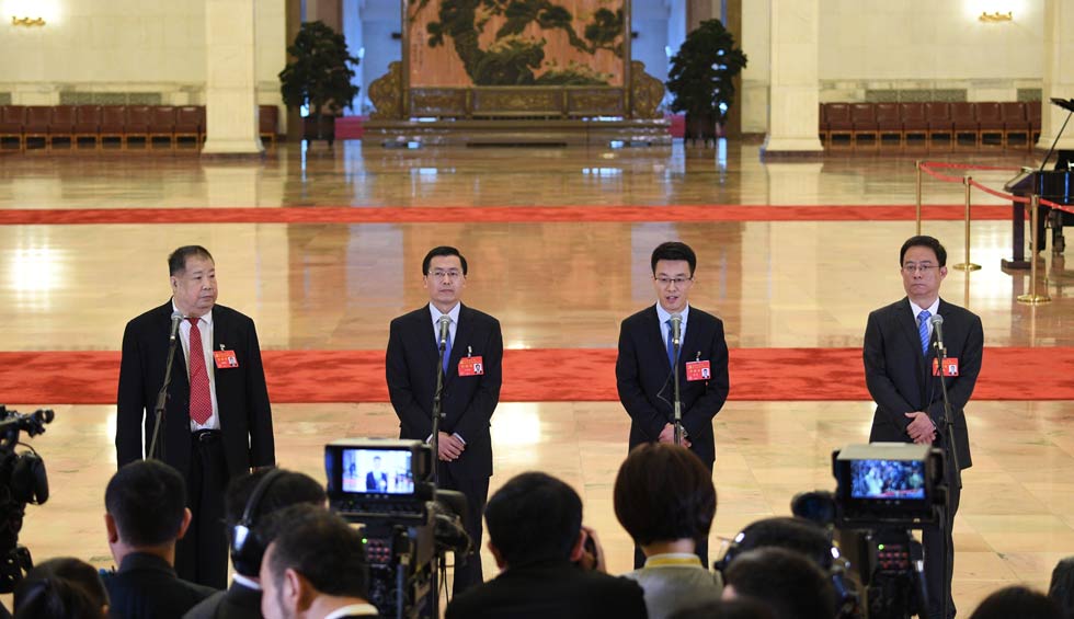 凌解放、王立平、徐川、黃一兵接受采訪