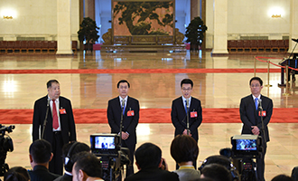 凌解放、王立平、徐川、黃一兵代表接受采訪