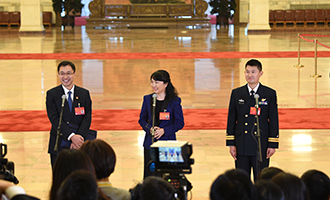 孟祥飛、李媛、曹先建代表接受采訪