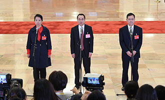 姜妍、康紅普、劉宗富代表接受采訪