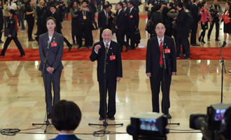 魏秋月、孟廣祿、薛晨陽代表接受采訪