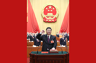 新當(dāng)選的國家主席中央軍委主席習(xí)近平進行憲法宣誓