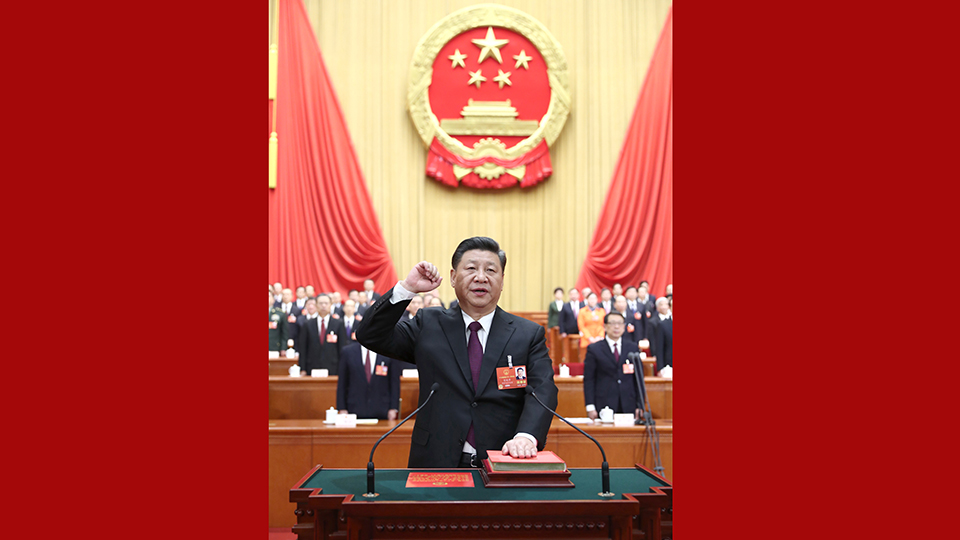 新當選的國家主席、中央軍委主席習近平進行憲法宣誓
