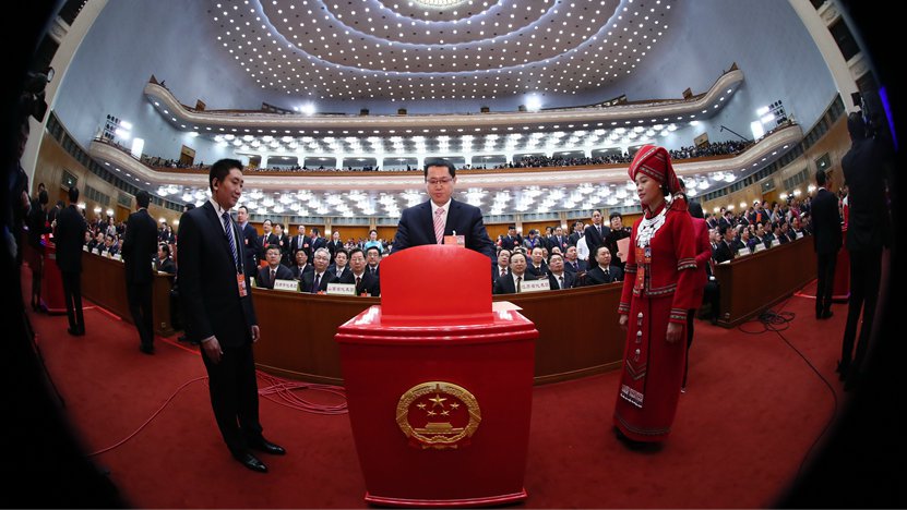 3月17日，人代會全體會議上代表在投票