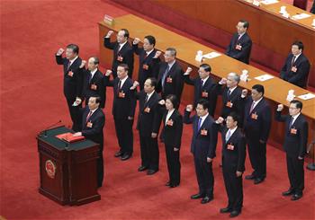新當(dāng)選的全國人大常委會副委員長、秘書長進行憲法宣誓