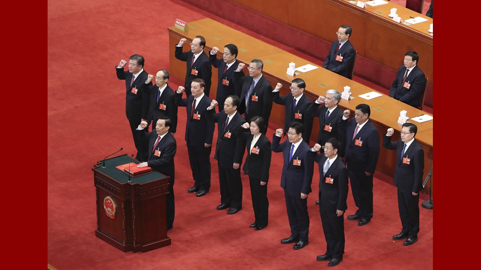 新當選的全國人大常委會副委員長、秘書長進行憲法宣誓