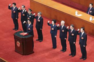 國務(wù)院副總理、國務(wù)委員、秘書長進行憲法宣誓
