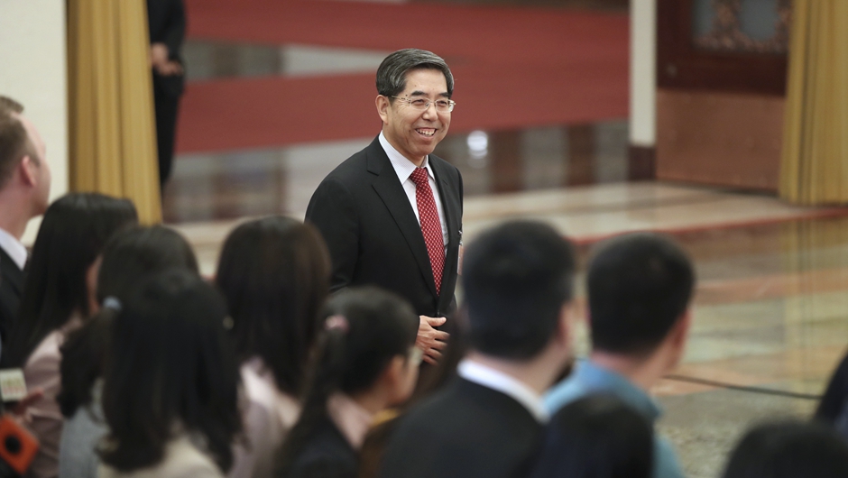 馬建堂步入“部長通道”，準(zhǔn)備接受采訪