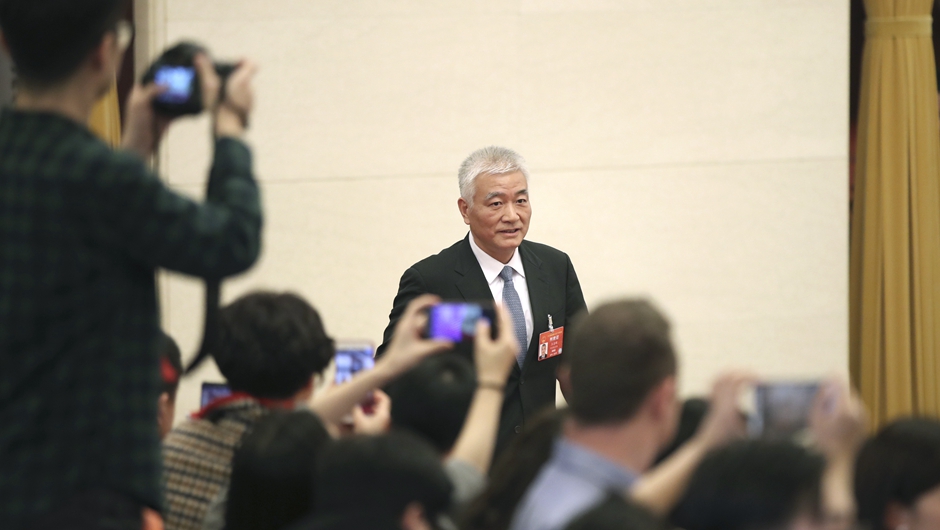 王志剛步入“部長通道”，準(zhǔn)備接受采訪