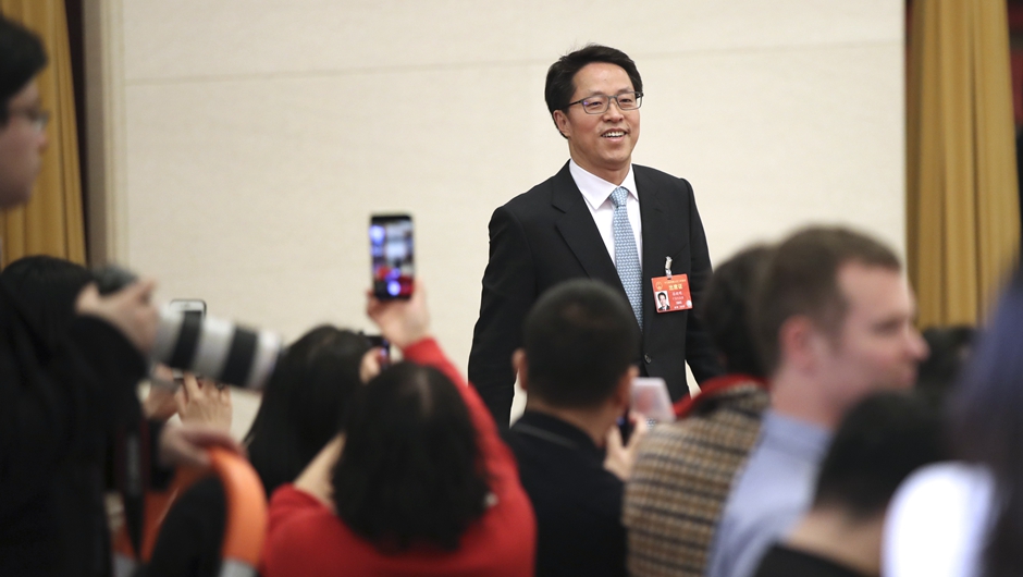 張曉明步入“部長通道”，準(zhǔn)備接受采訪