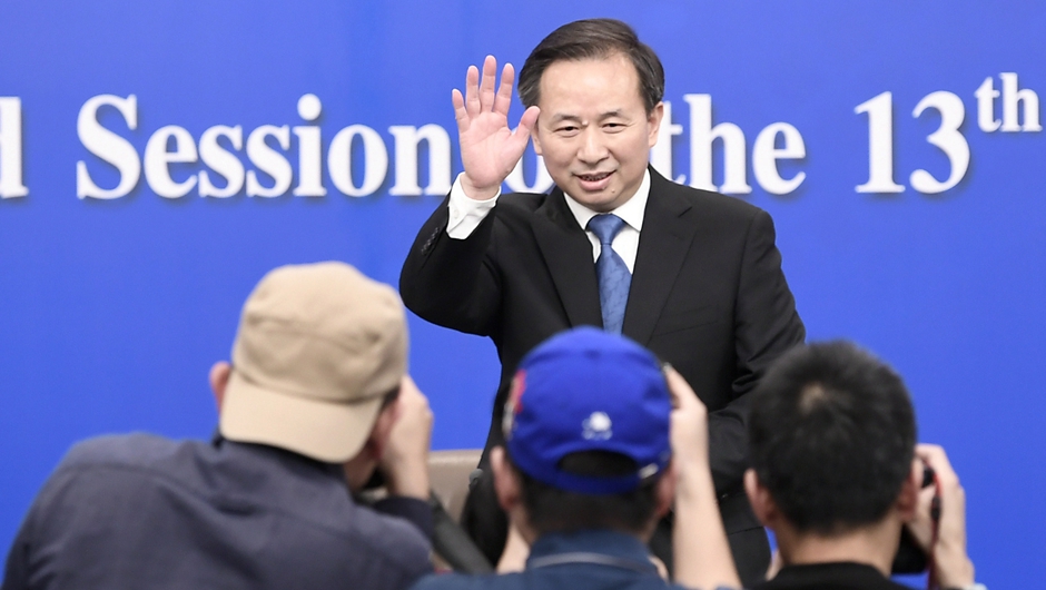 記者會開始前，李干杰向記者致意