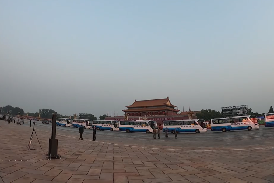 10月1日清晨的天安門城樓和長(zhǎng)安街，燈火通明，正在準(zhǔn)備慶祝大會(huì)的工作人員雖然緊張忙碌，但仍顯得井然有序