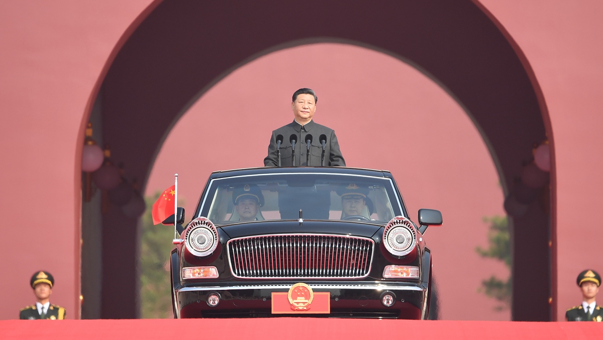 習(xí)近平乘坐檢閱車，經(jīng)過金水橋，駛上長安街