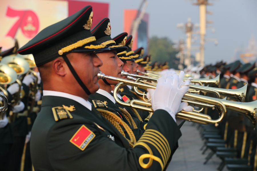 解放軍聯(lián)合軍樂(lè)團(tuán)在廣場(chǎng)就位后進(jìn)行準(zhǔn)備工作和試奏。據(jù)了解，解放軍聯(lián)合軍樂(lè)團(tuán)此次演奏是從開國(guó)大典至今歷次閱兵以來(lái)演奏曲目最多的一次，不少曲目是為此次閱兵量身打造的全新作品，此次也是歷次女演奏員最多的一次。