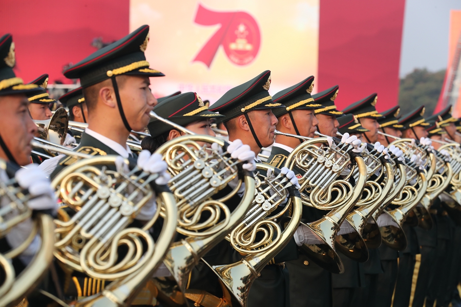 解放軍聯(lián)合軍樂(lè)團(tuán)在廣場(chǎng)就位后進(jìn)行準(zhǔn)備工作和試奏。據(jù)了解，解放軍聯(lián)合軍樂(lè)團(tuán)此次演奏是從開國(guó)大典至今歷次閱兵以來(lái)演奏曲目最多的一次，不少曲目是為此次閱兵量身打造的全新作品，此次也是歷次女演奏員最多的一次。