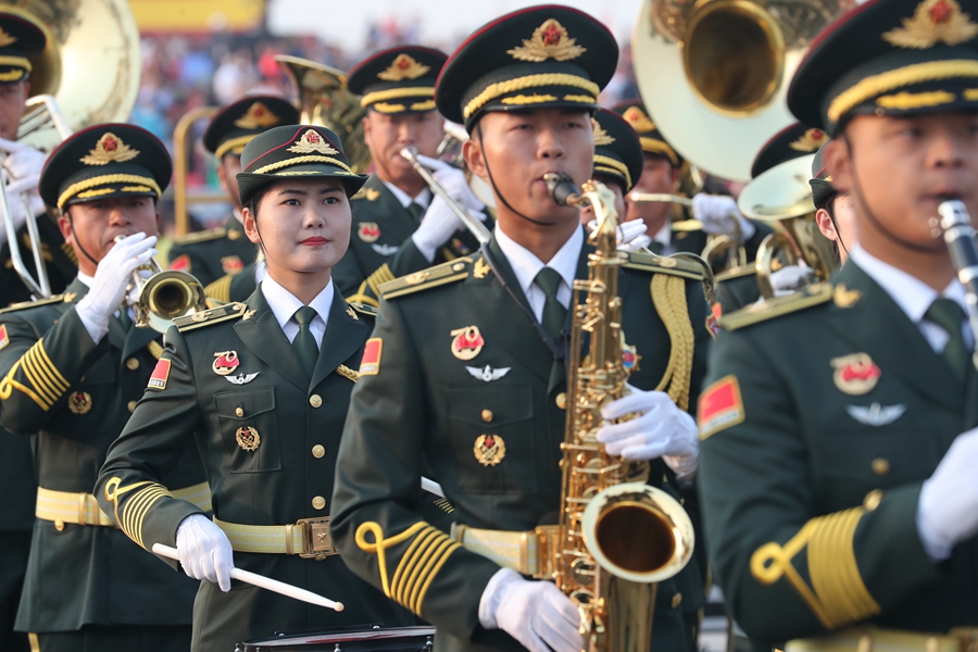 解放軍聯(lián)合軍樂(lè)團(tuán)在廣場(chǎng)就位后進(jìn)行準(zhǔn)備工作和試奏。據(jù)了解，解放軍聯(lián)合軍樂(lè)團(tuán)此次演奏是從開國(guó)大典至今歷次閱兵以來(lái)演奏曲目最多的一次，不少曲目是為此次閱兵量身打造的全新作品，此次也是歷次女演奏員最多的一次。